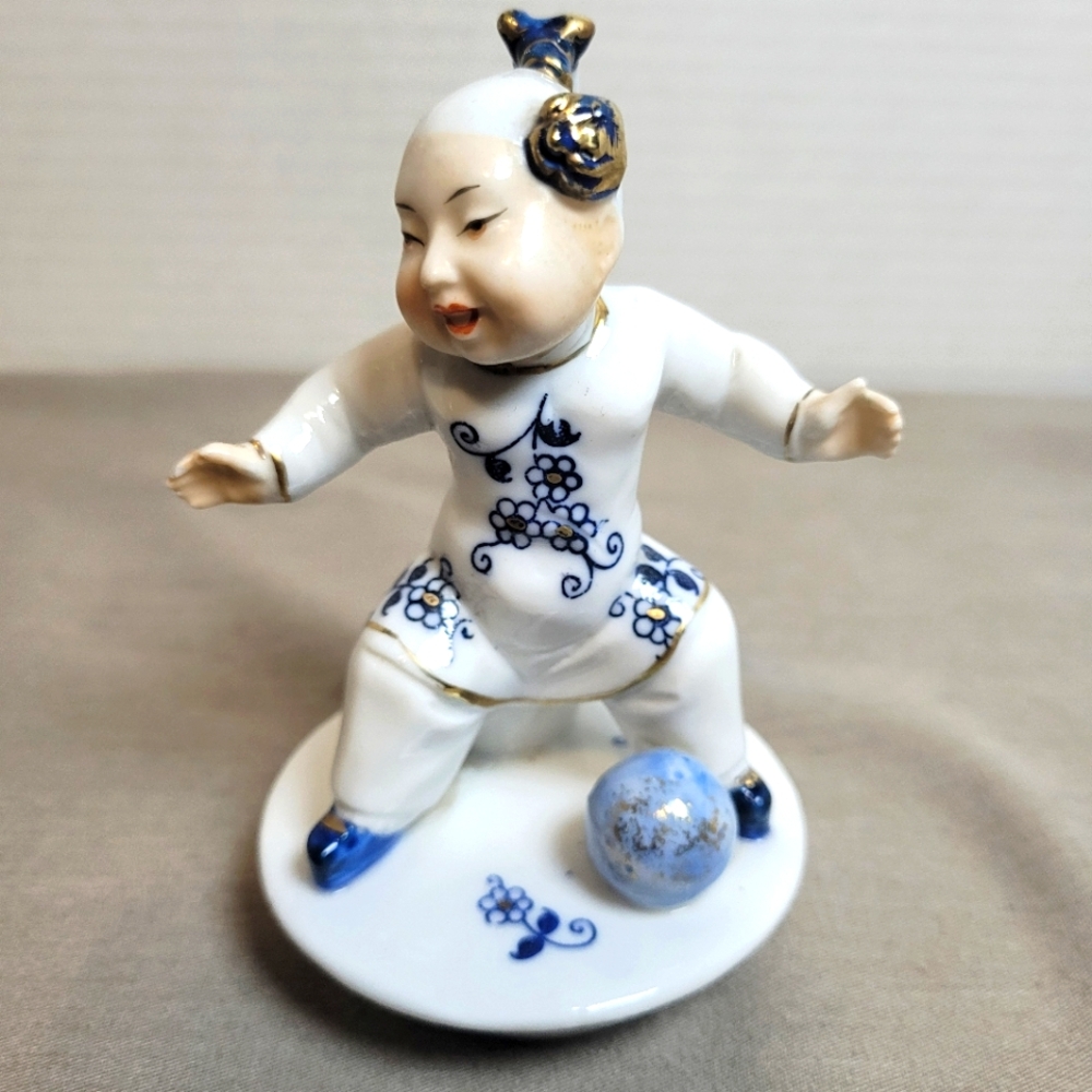 Vienna Woods Fine China Figurine